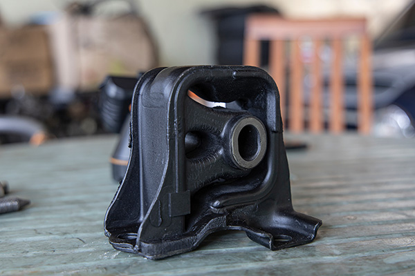 7 Common Problems Caused by Worn Engine and Transmission Mounts
